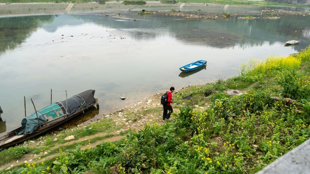 Buscan a adolescente de 14 años tras caer al río Yaque del Norte huyendo de un agresor